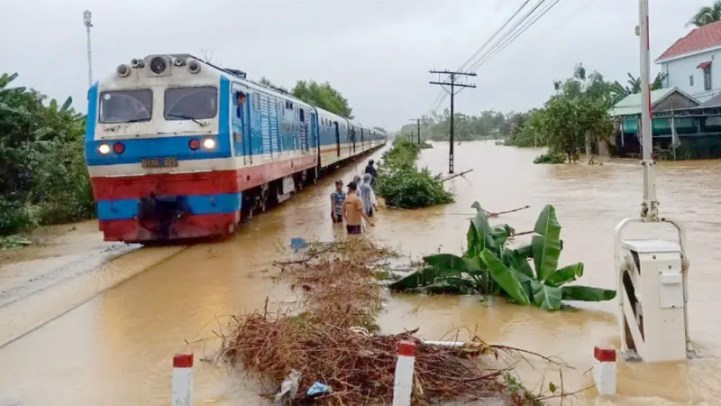 Đường sắt ngừng chạy nhiều chuyến tàu do mưa lũ